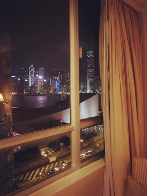 夜晚窗外的维港夜景